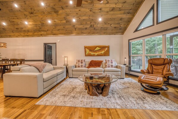 TV connectée, livres, écrans d'ordinateur