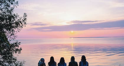 Spruce Suite | Downtown Fish Creek~Dog-friendly