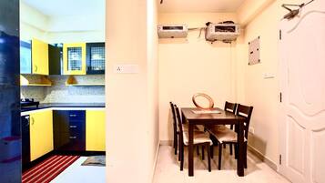 Family Single Room | In-room dining