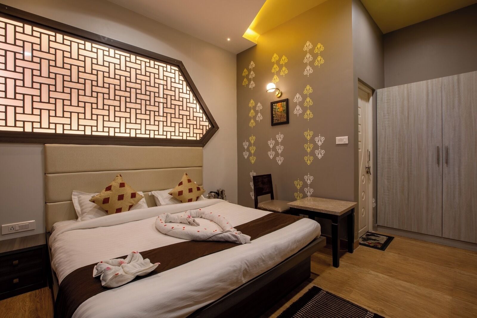 Deluxe Room, Balcony, Mountain View | Desk, blackout curtains, iron/ironing board, free WiFi