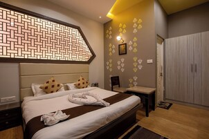 Deluxe kamer, balkon, uitzicht op bergen | Een bureau, verduisterende gordijnen, een strijkplank/strijkijzer