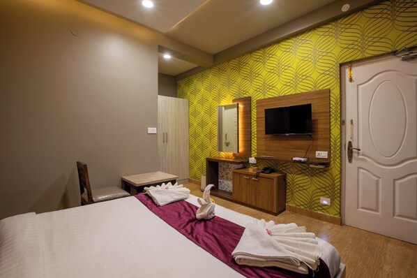 Escritorio, cortinas blackout y tabla de planchar con plancha 