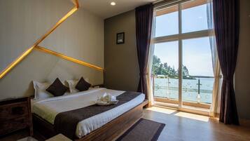 华丽客房, 阳台, 山景 | 办公桌、遮光窗帘、熨斗/熨板、免费 WiFi