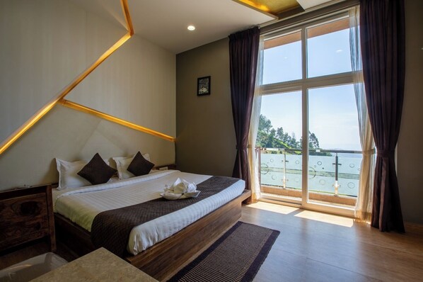 Deluxe Room, Balcony, Mountain View | Desk, blackout drapes, iron/ironing board, free WiFi