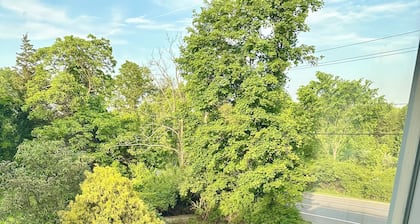 Country escape in a 1770 Farmhouse, 14 mins from downtown Princeton.
