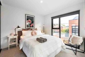 2 habitaciones, tabla de planchar con plancha, cuna de viaje y wifi 