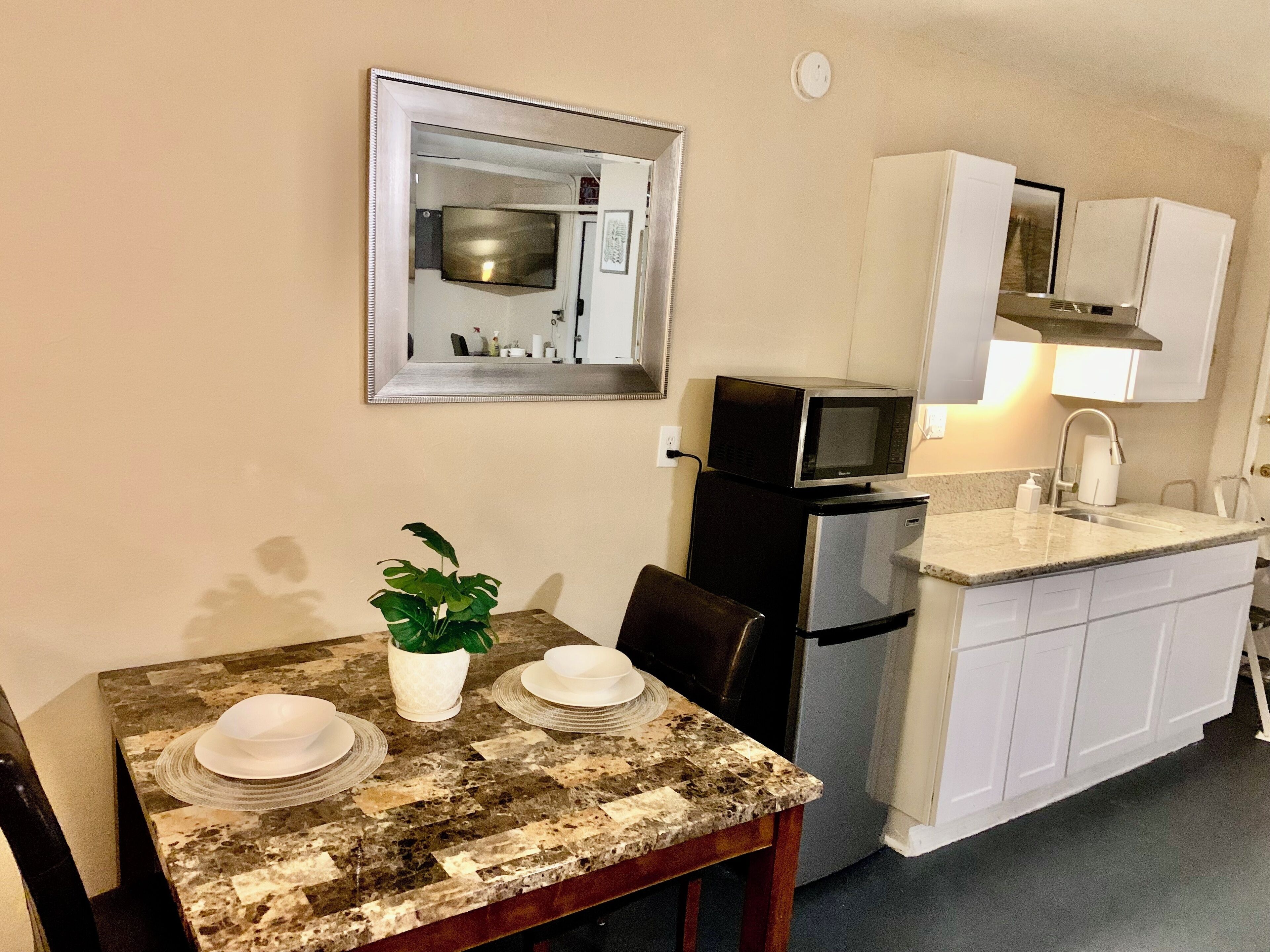 Kühlschrank, Mikrowelle, Wasserkocher mit Kaffee-/Teezubehör