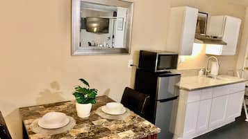 Kjøleskap, mikrobølgeovn, kaffetrakter/tekoker og vannkoker