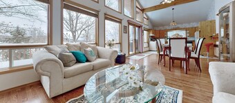 Charming lakefront cottage on Little Doe Lake in Muskoka area