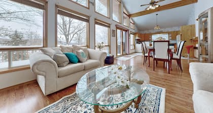 Charming lakefront cottage on Little Doe Lake in Muskoka area