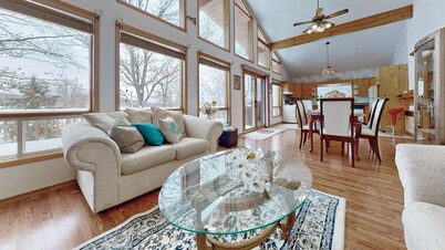 Charming lakefront cottage on Little Doe Lake in Muskoka area