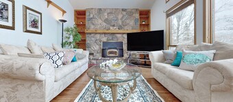 Charming lakefront cottage on Little Doe Lake in Muskoka