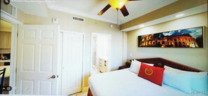 2 عدّة غرف نوم وخزنة داخل الغرفة ومكتب ومكواة/لوح كي