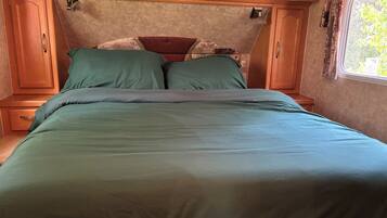 1 bedroom, bed sheets