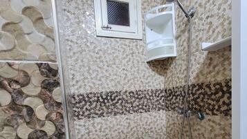 Een haardroger, handdoeken, zeep, toiletpapier