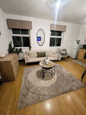 TV - Southampton City View Apartment (Southampton)