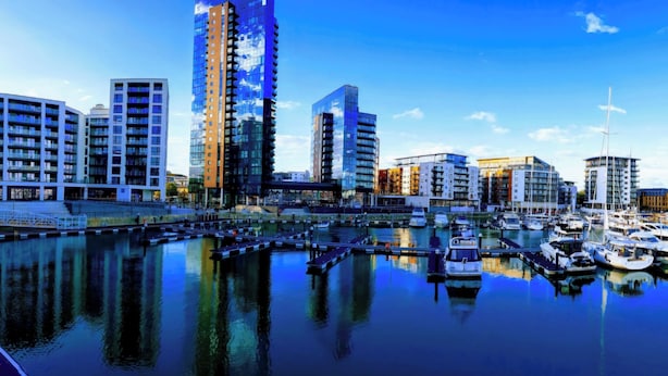 A marina with modern buildings and boats. - Southampton City View Apartment (Southampton)