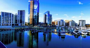 A marina with modern buildings and boats. - Southampton City View Apartment (Southampton)