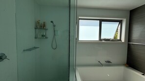 Dusj, hårføner, håndklær og såpe