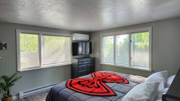 4 bedrooms, desk, iron/ironing board, free WiFi