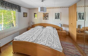 4 bedrooms, travel cot, free WiFi