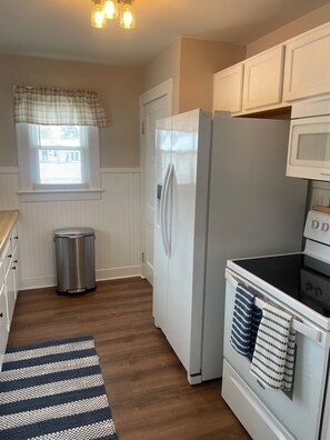 Kylskåp, mikrovågsugn, ugn och spishäll