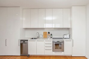 冷蔵庫、電子レンジ、オーブン、コンロ