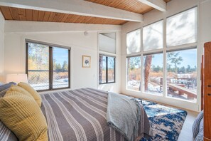 2 makuuhuonetta, työpöytä, silitysrauta/-lauta, vauvan matkasänky