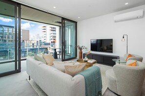 TV - Wynyard Quarter Apartment with Aircon (Auckland)
