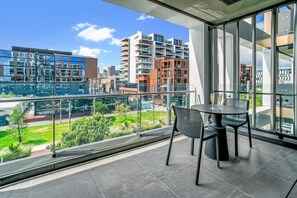 Outdoor dining - Wynyard Quarter Apartment with Aircon (Auckland)