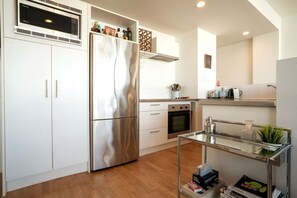 冷蔵庫、電子レンジ、オーブン、コンロ