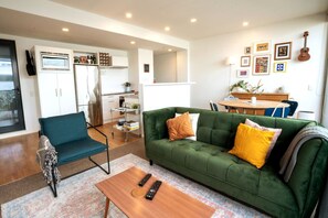 TV - Eclectic City-Fringe Townhouse with Rooftop Deck (Auckland)
