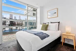 2 bedrooms, iron/ironing board, travel cot, WiFi - Sunny Viaduct Harbour apartment (Auckland)