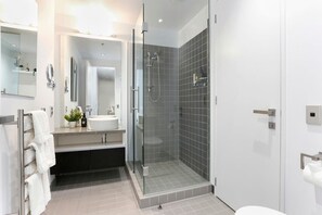 Hair dryer, towels, toilet paper - Sunny Viaduct Harbour apartment (Auckland)