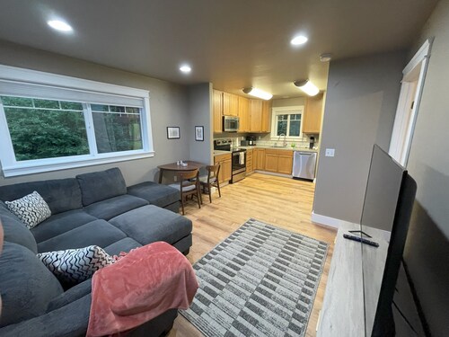 Convenient and bright Cross Trail Vacation Getaway!