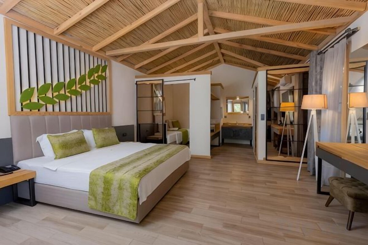 Luxe beddengoed, een minibar, een kluis op de kamer, een bureau