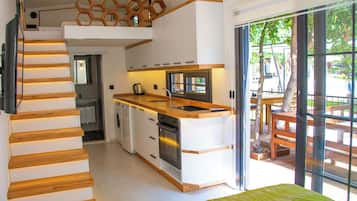 Standard Tree House | Private kitchen | Coffee/tea maker, eco-friendly cleaning products