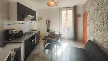 Fridge, oven, stovetop, coffee/tea maker