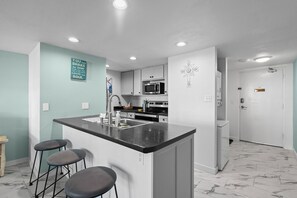 Réfrigérateur, four à micro-ondes, un four, surface de cuisson