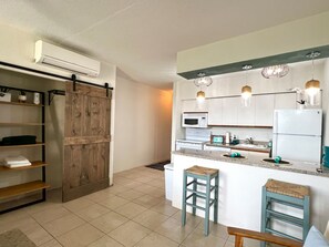 Frigorífico, microondas, horno y placa de cocina