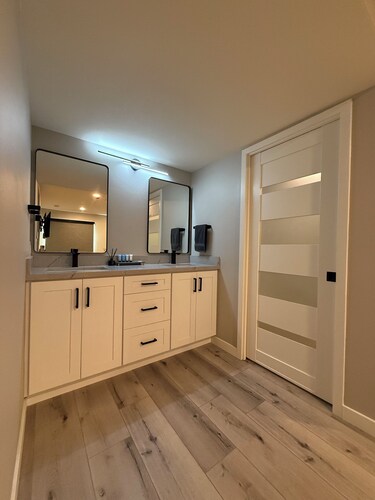 Modern 2-bedroom/2-bath condo with WiFi, AC with Mountain View