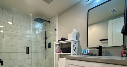 Modern 2-bedroom/2-bath condo with WiFi, AC with Mountain View