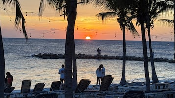 Rannalla, aurinkotuoleja, rantapyyhkeitä