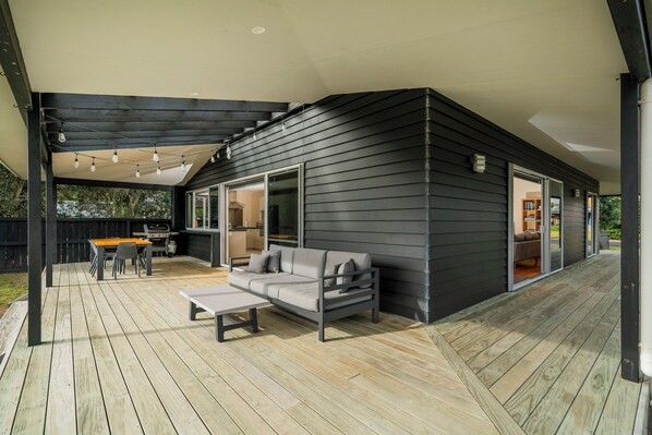 Outdoor dining - Kenwood Paradise - 2 houses along from beach access (Matarangi)