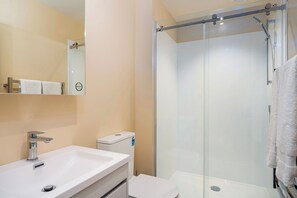 Shower, towels, soap, toilet paper - Kenwood Paradise - 2 houses along from beach access (Matarangi)