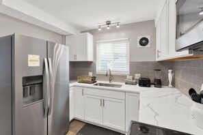 Kjøleskap, mikrobølgeovn, ovn og kokeplater