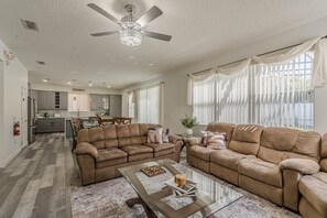 Smart TV, reproductor de DVD y futbolito