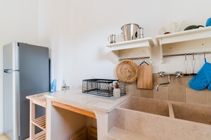 Fridge, oven, stovetop, electric kettle