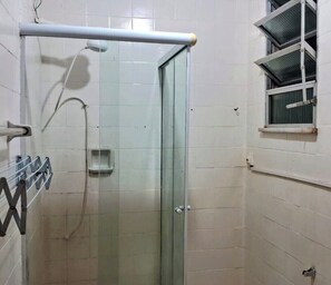 Sèche-cheveux, serviettes fournies, savon, papier toilette