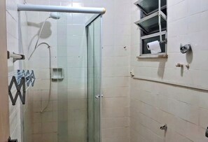 Secador de pelo, toallas, jabón y papel higiénico